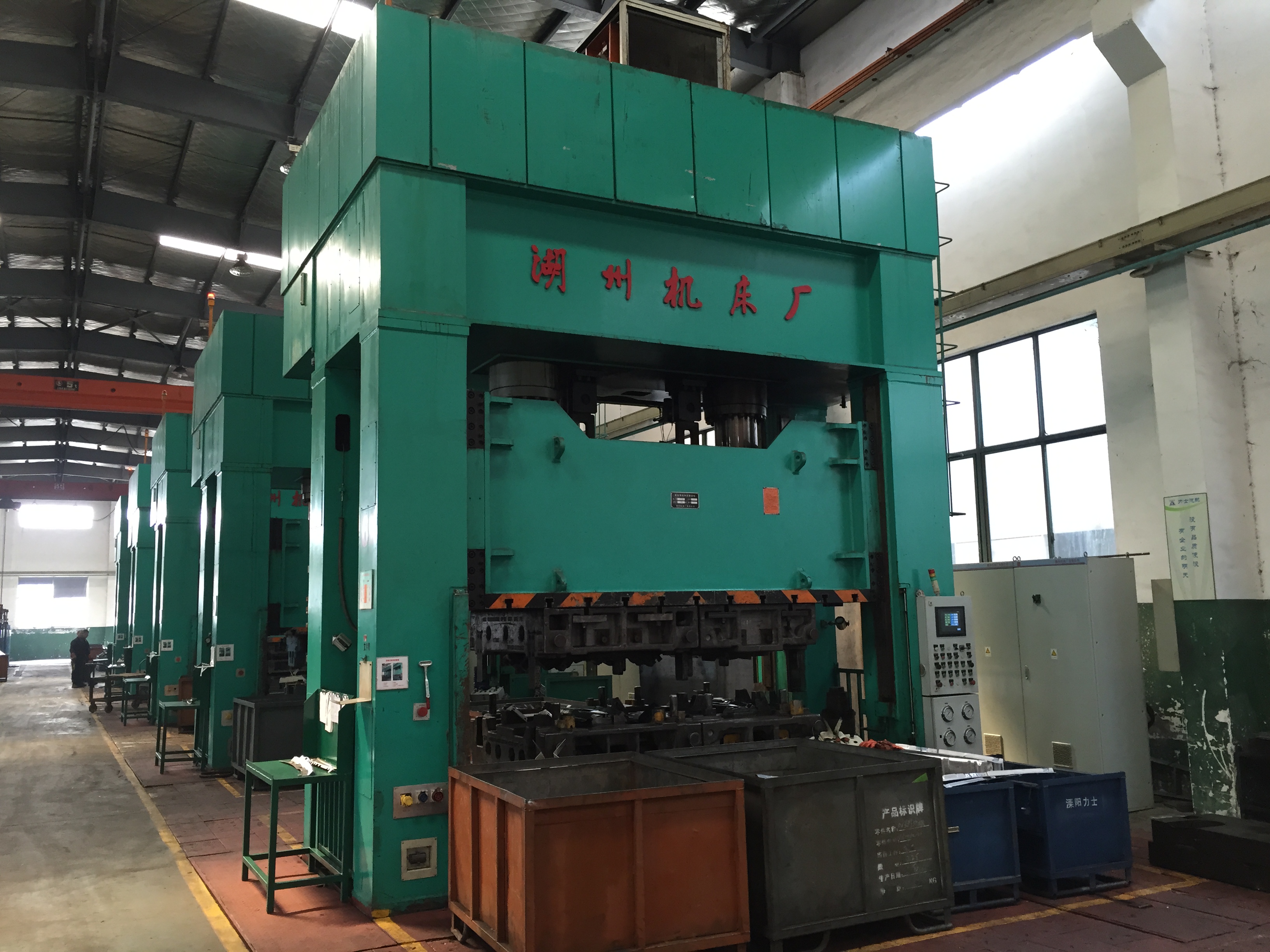 原文件名：沖壓件液壓機(jī)流水線保養(yǎng)2.JPG